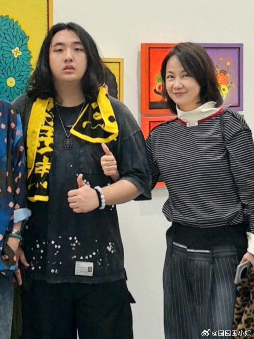 17岁费曼身高17岁费曼都这么高了费曼和妈妈香港看展，17岁费曼身高超抢眼，长发