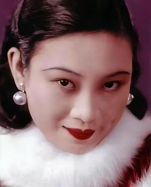 1946年，一代美人胡蝶被按在床上，戴笠撕扯着她的旗袍：“想你丈夫孩子平安，就乖