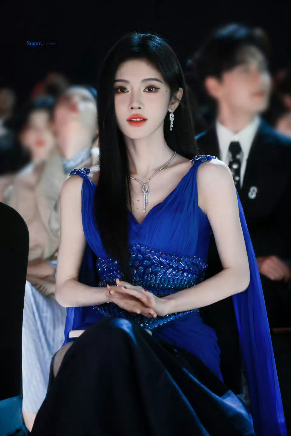 鞠婧祎星光大赏美美出圈再怎么样也只能看女神后脑勺田曦薇来看看真正的美女什么样的