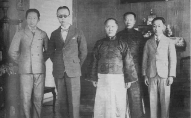 1949年北平解放，载沣将家人全部叫到一起，废除王府沿袭多年的请安制，然后对家人