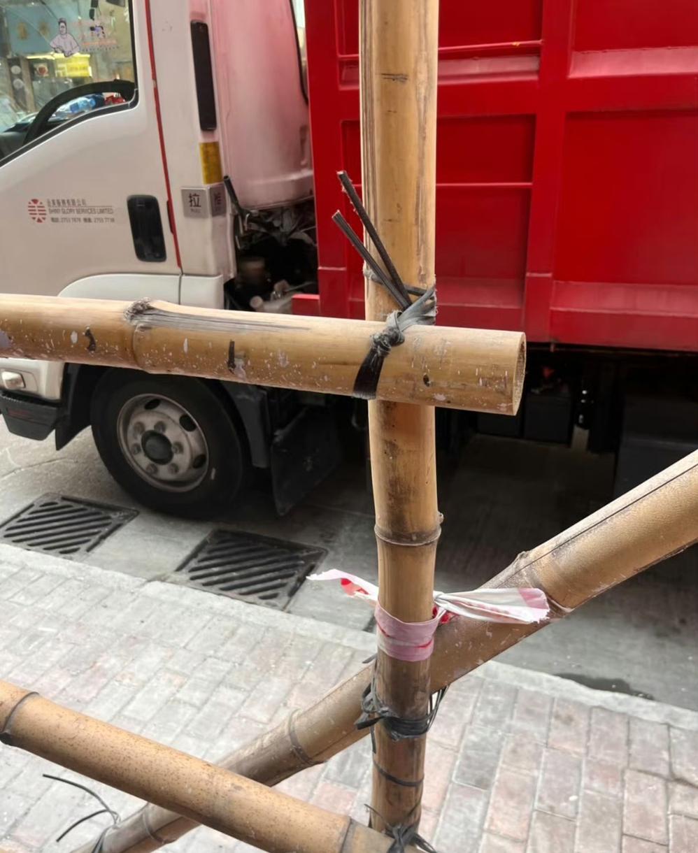 香港的竹子手脚架早就应该淘汰了！但是所谓的竹棚协会一直在阻挠！他们使用最多的
