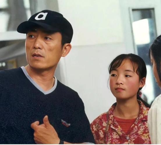 1999年，张艺谋捧红了农村女孩魏敏芝。拍完戏后，魏敏芝想进演艺圈，张艺谋却不同
