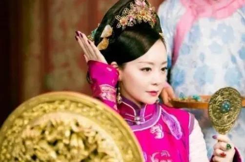 1722年，雍正给14岁乾隆配了宫女，照顾他的饮食起居。但乾隆偷偷私幸了宫女，还