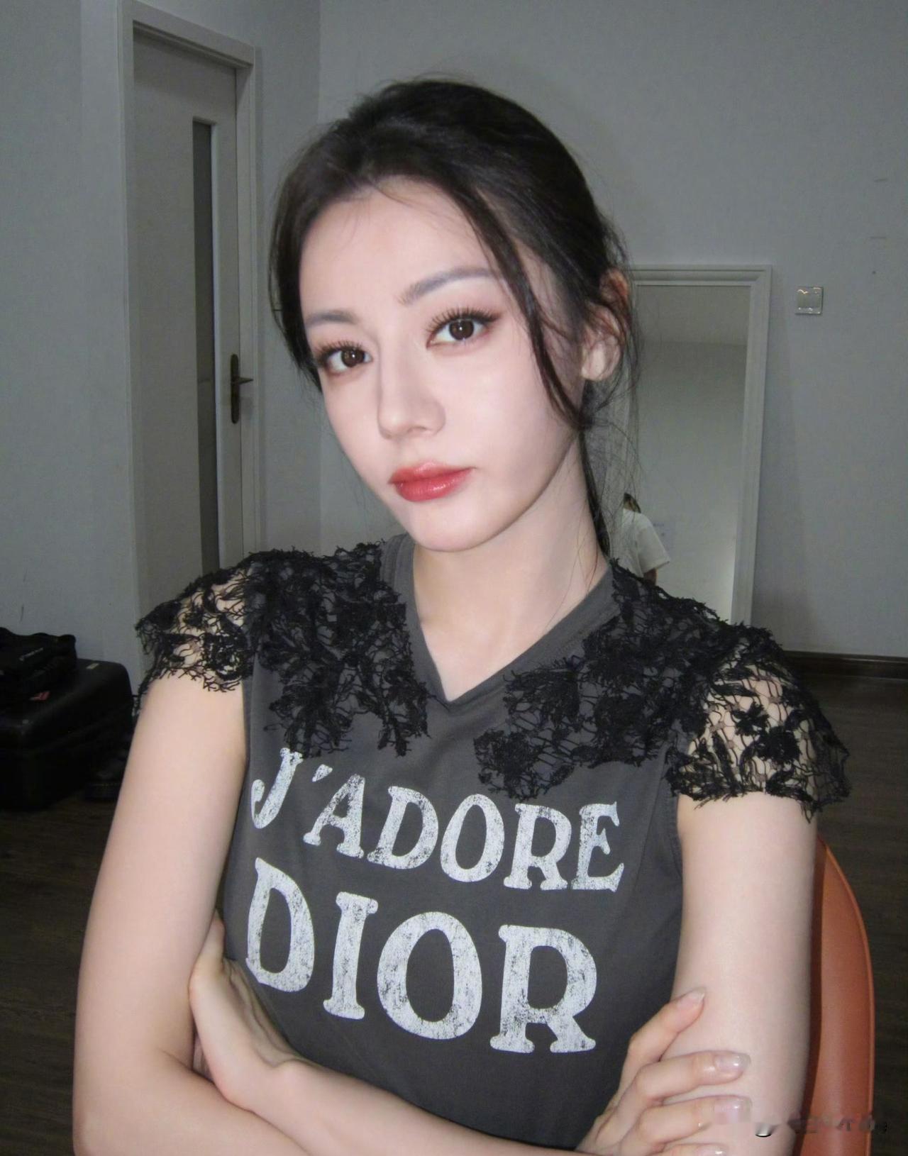10月1日，迪丽热巴服装风格大变，以前是人间富贵花，现在像极了公主小妹！感觉迪