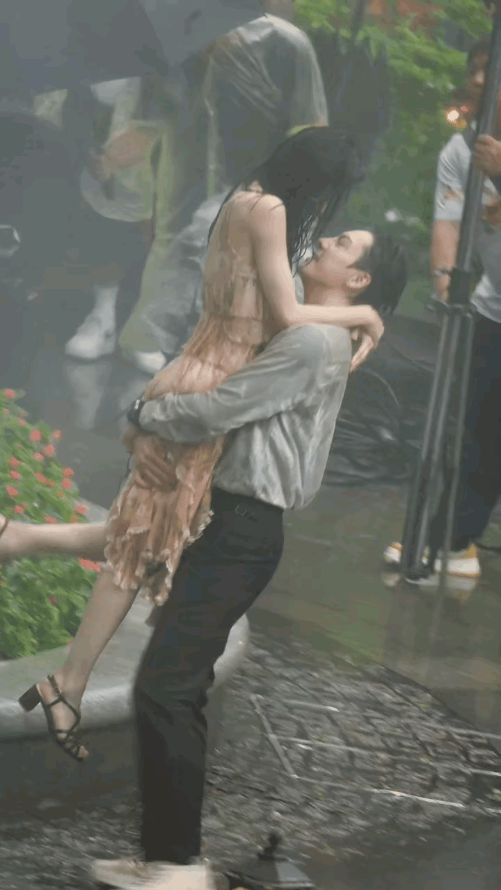 钟楚曦，不像演的。最近，钟楚曦和陈伟霆新剧路透在全网疯传，不少网友表示：两人