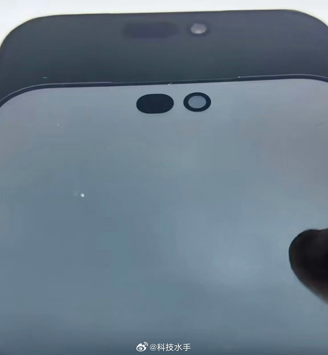 等iPhone18的朋友可以歇口气了，边框没变化，灵动岛缩成小长条，屏下Fac