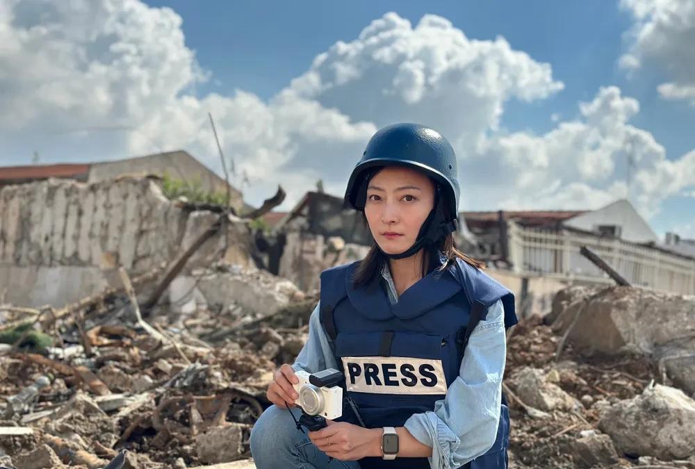 中国战地女记者直击袭击现场！下面这几张图片，是一位中国战地女记者发回的视频截图