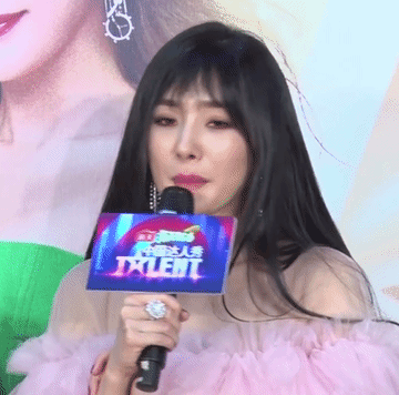 杨幂刘海造型确实一言难尽，黑长直刘海对杨幂来说简直就是灾难，怎么看起来脖子都没了