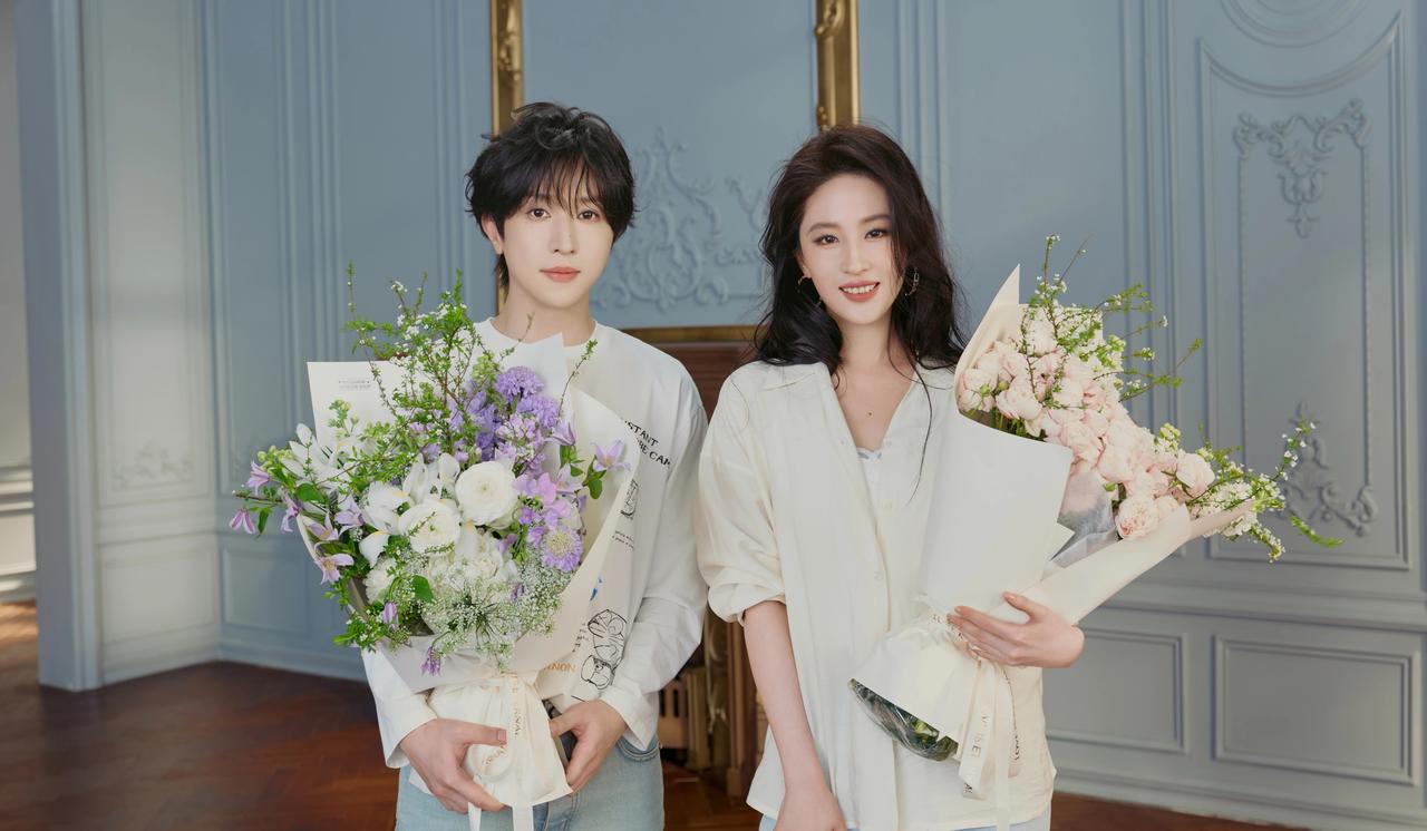 左边是游博文，猫人集团总裁。右边是刘亦菲，猫人全球品牌代言人。刘亦菲代言猫人