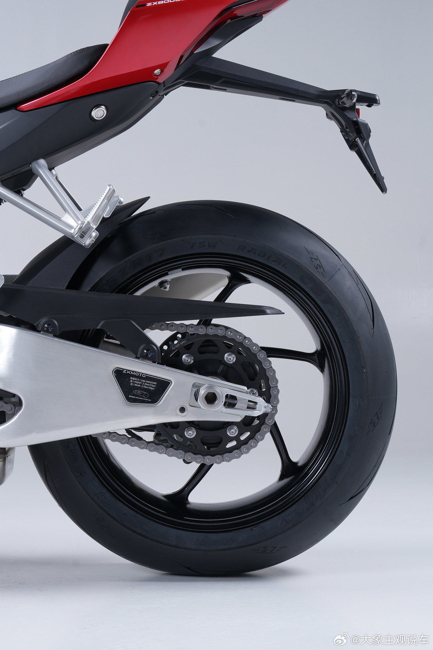 张雪的审美还是相当不错的。就这个官网和产品照可以让多少汽车品牌汗颜。张雪如果计划