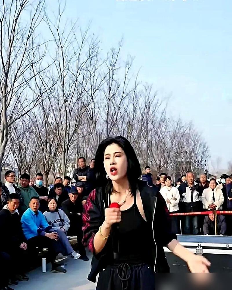 单飞3天，15万人在线，老东家傻眼了。直播间挤进15万人，弹幕刷到服务器卡死