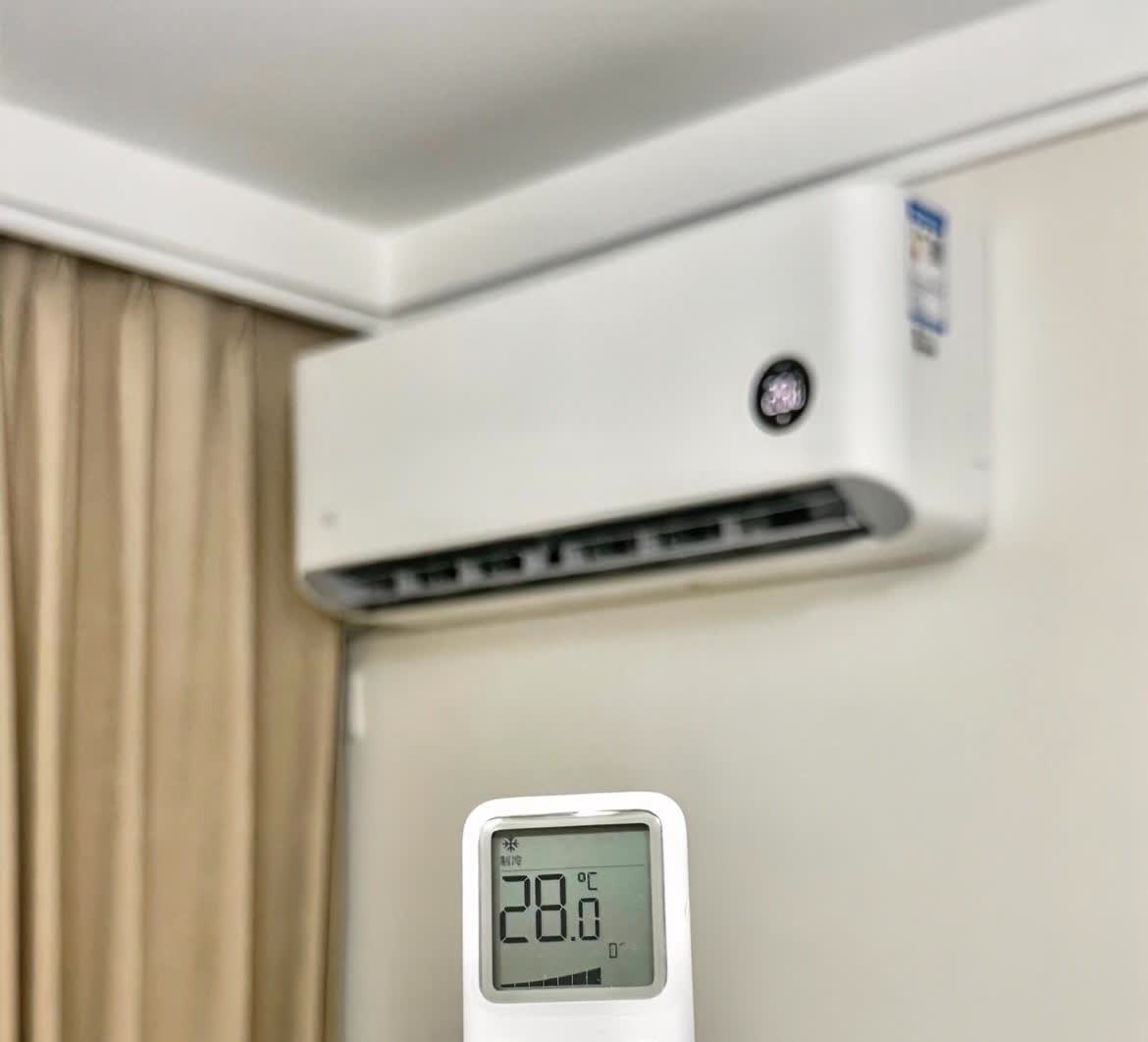 每晚卧室1.5匹空调开4小时，电费花得直肉疼！1.5匹空调功率1100W