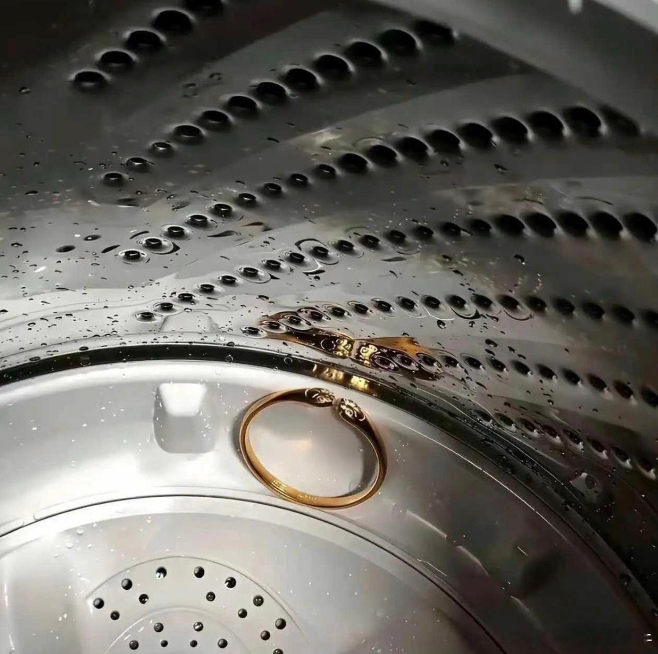 酒店的洗衣机里发现的，可以捡吗？