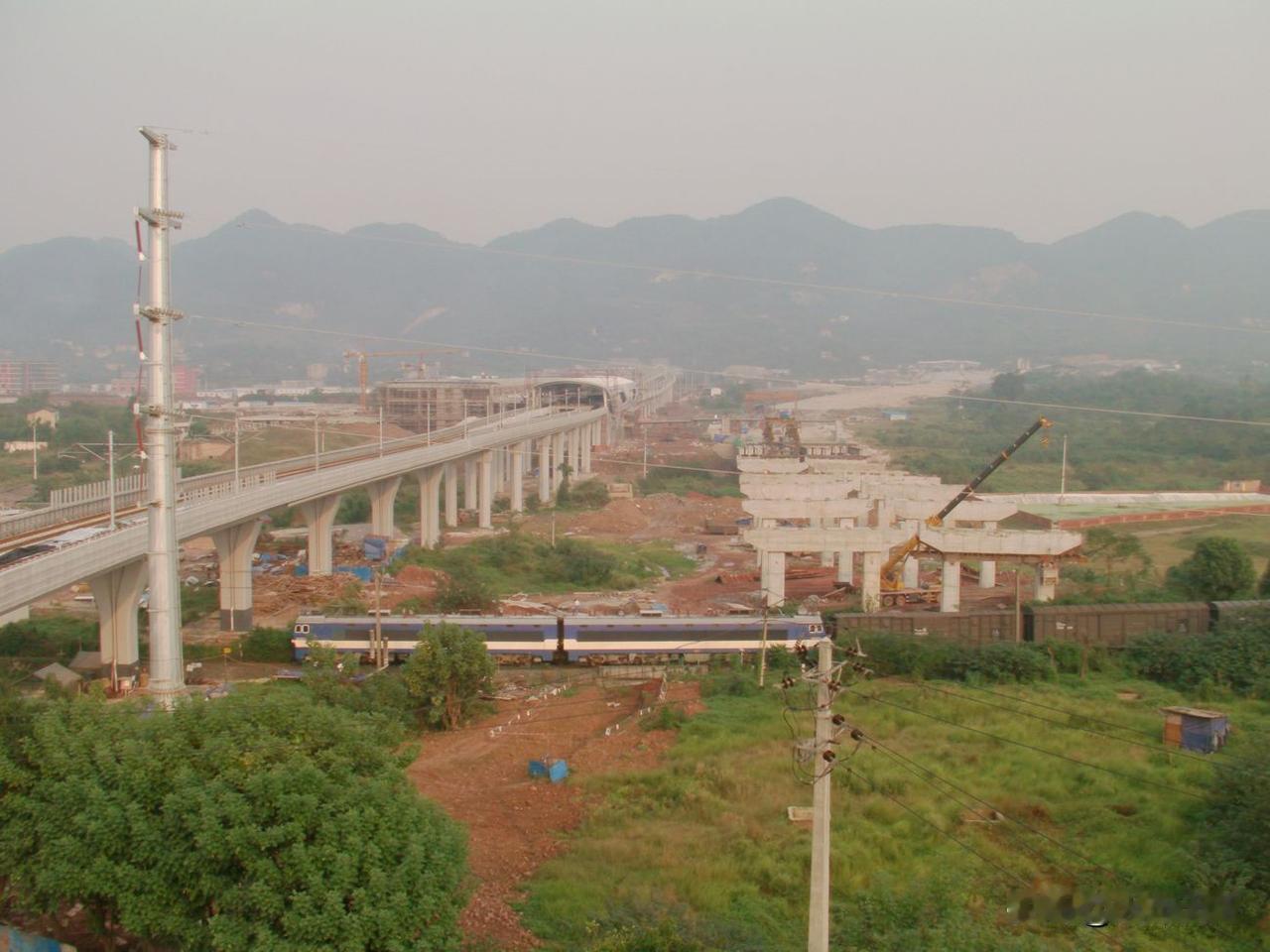 2012年10月拍摄于重庆沙坪坝区三圣宫一带。左边是当时已经建成但还没有投入运营