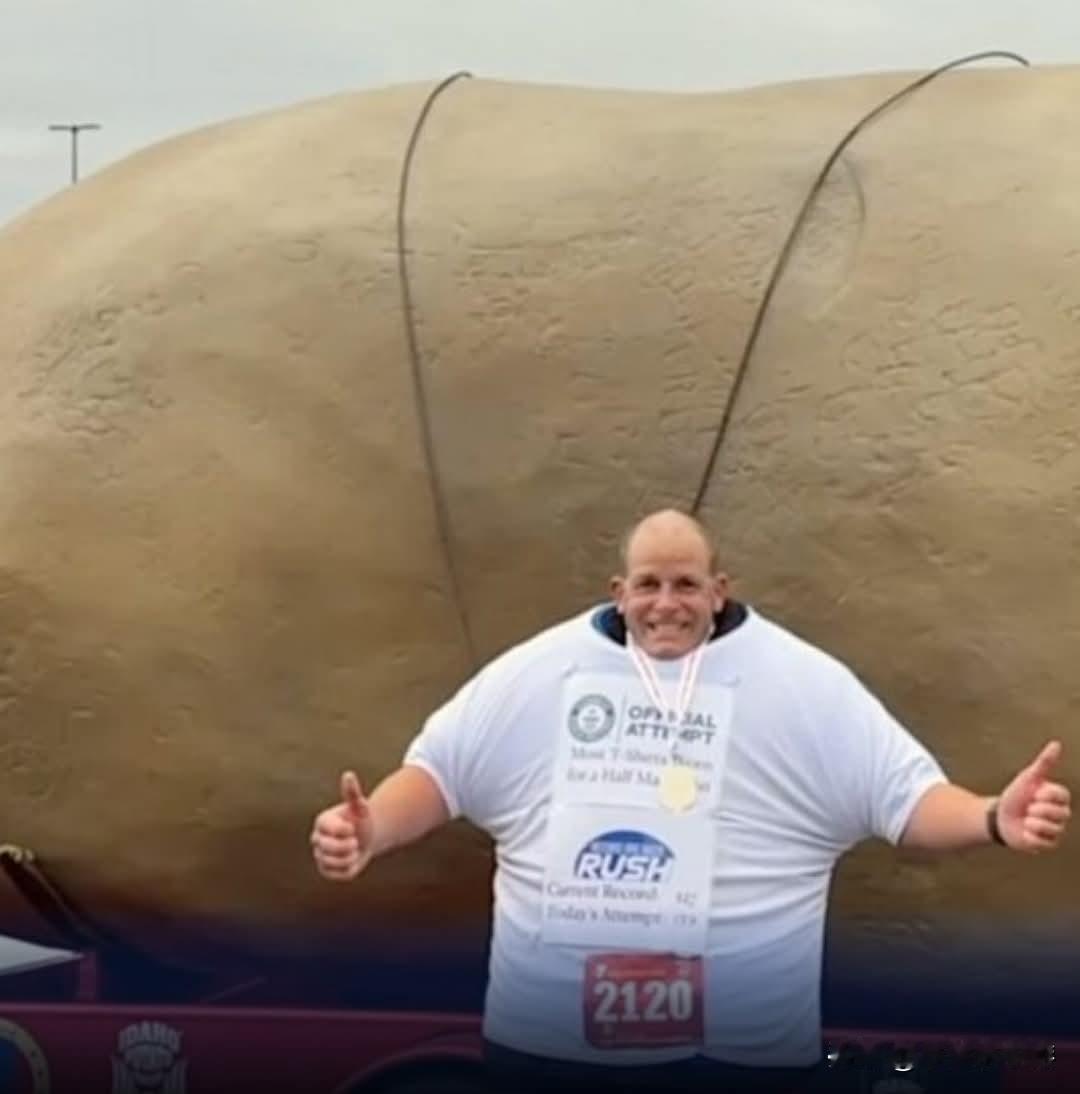 当所有长跑者都在追求轻量化、减少风阻时，偏偏有人反其道而行，把跑步变成了一场移动