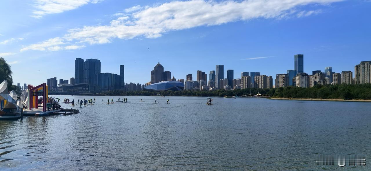 沈阳打造东北第一，全国一流的滨水景观带，实在美不胜收。本周末第九届沈阳赛艇公开