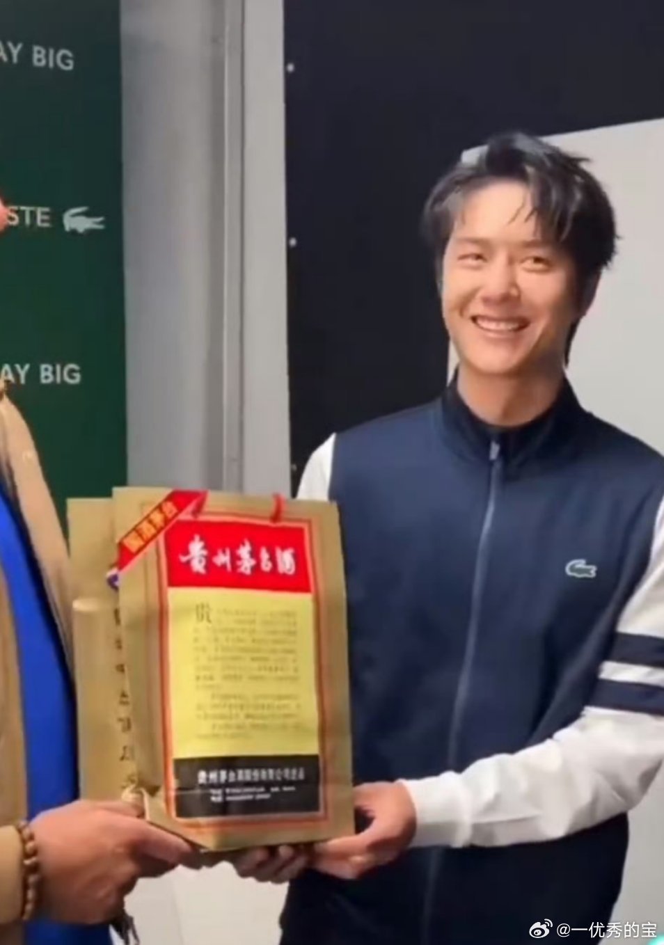 别滴不说，到贵州了，茅台必须管够啊[大笑]王一博一来，摩托姐姐又把绿色铺满了！