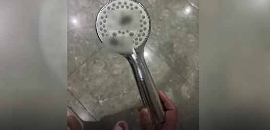 浙江杭州，一对小情侣开房过夜，晚上女朋友先洗澡，总觉得花洒头不对劲。男友进去伸手