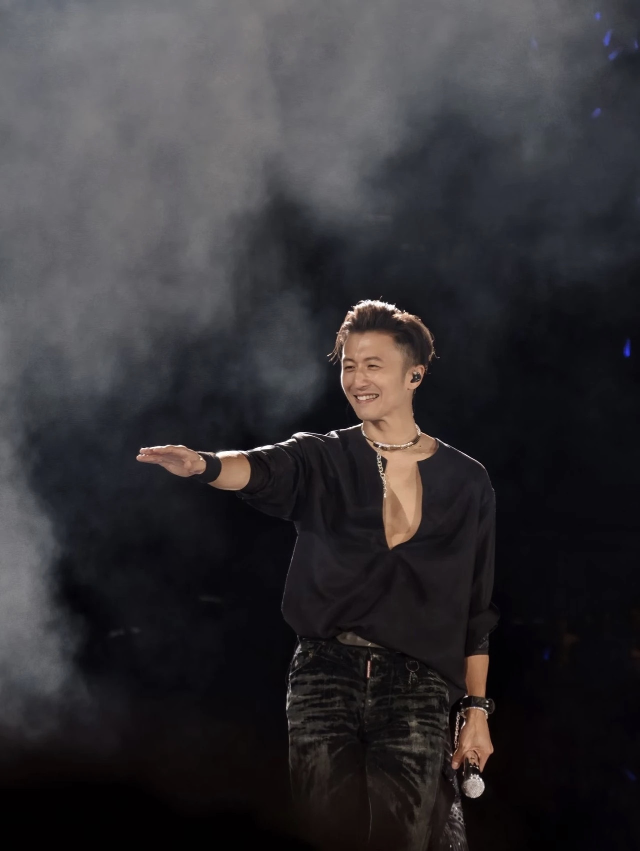 为什么许多人喜欢谢霆锋？很多人会疑惑，为什么有这么多人喜欢谢霆锋。慢慢了解才明白，根源藏在他的原生家