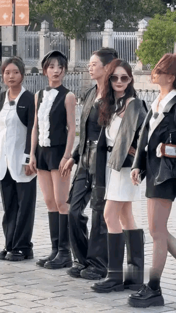 在这一排身材高挑苗条的美女之中，微胖的李雪琴显得有些突出。五个美女各有各的美