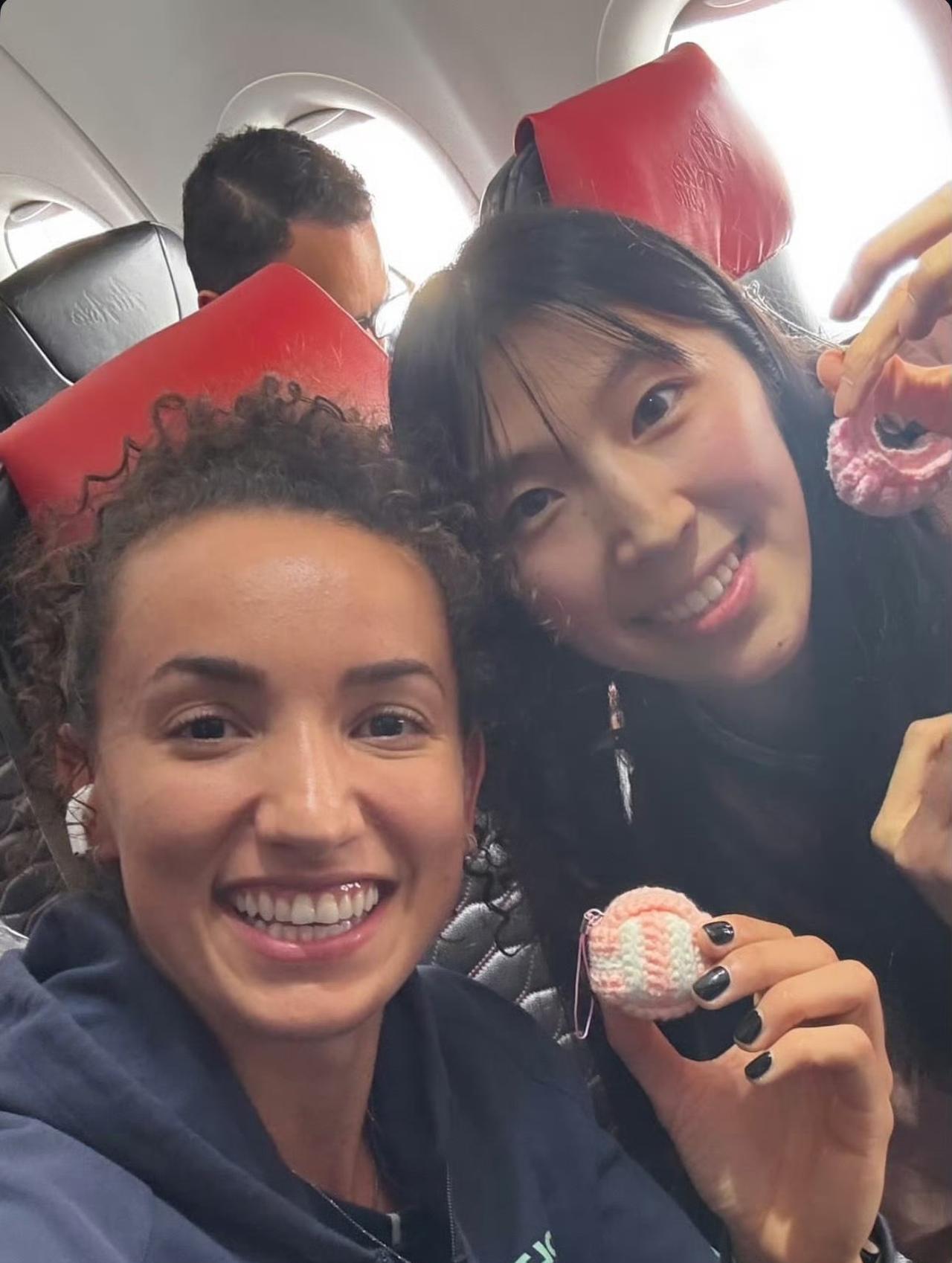 国家女排队员吴梦洁把钩成的毛线“饺子”送给喜欢的人，说自己实在是太开心了！8月