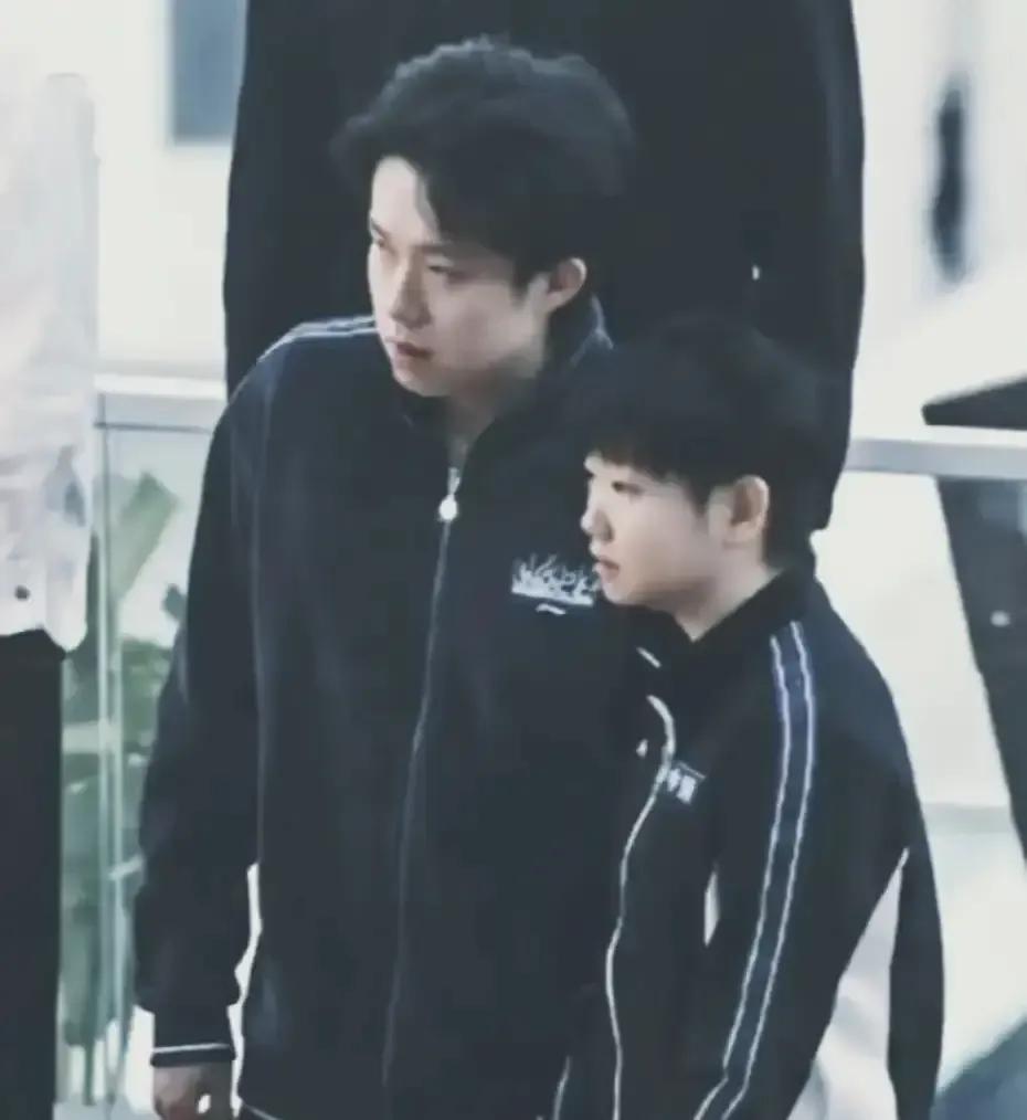 孙颖莎去香港打比赛，世界第二的身份却收到一张外卡，合影还被挤到边边。球迷炸了锅