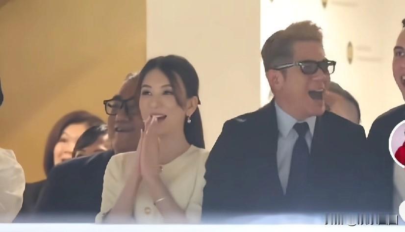 香港马场，郭富城带着妻子方媛。其实她一个安徽女肯定看不懂吧，她也不需要懂，