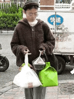 单位门前拿外卖事件正是中午的饭点，一名戴眼镜的女子却在某单位门前的桌子上，直