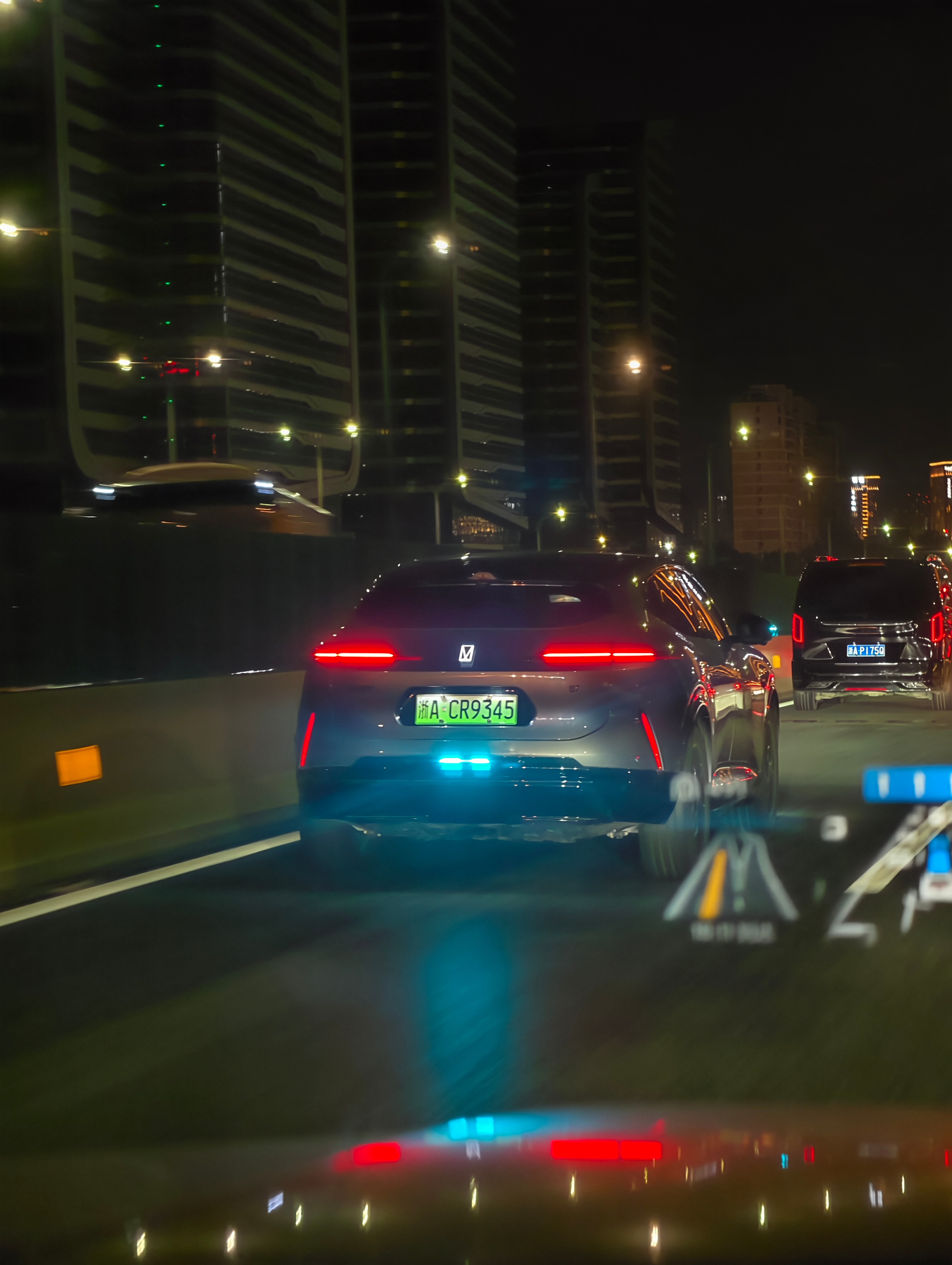 第一次见到阿维塔的小蓝灯，车屁股的小蓝灯位置有点意思。[笑着哭]​​​