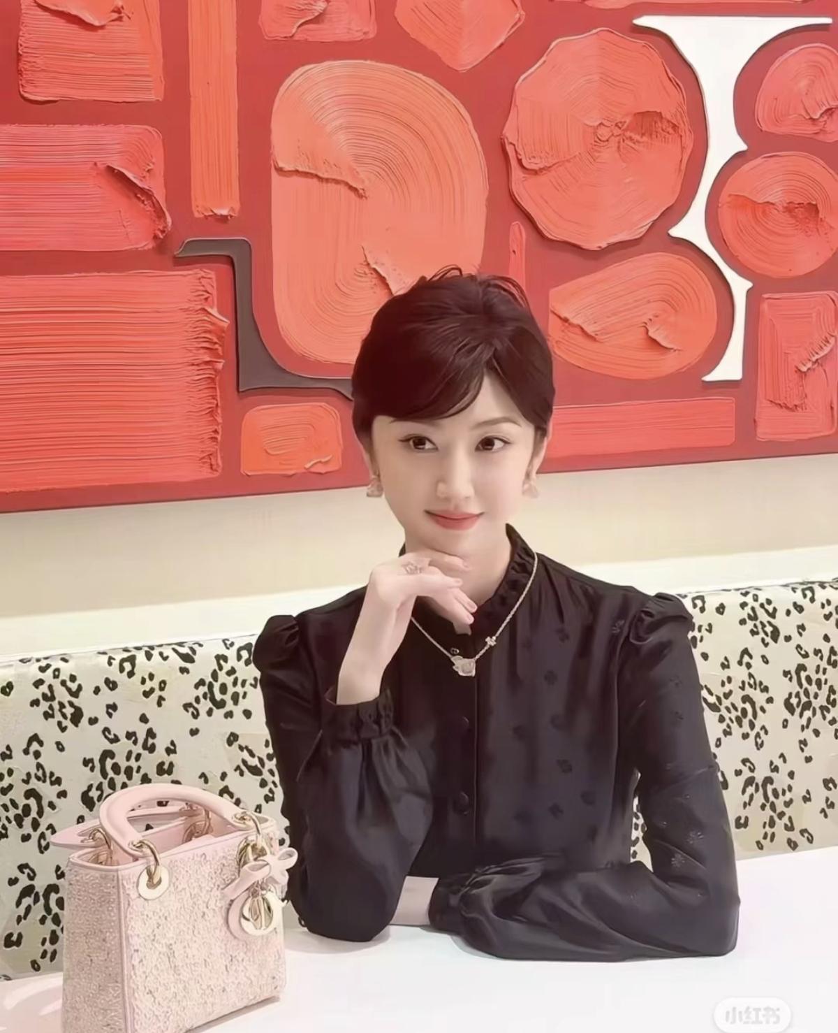 景甜年纪小的时候没啥感觉，现在越来越有一种知性气质的美好美好美好美[毛雪