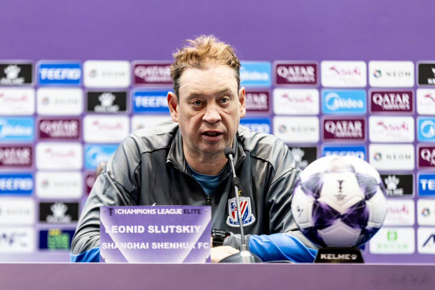 斯卢茨基的这张发布会照片，差点没认出来。从赛前最后一练看，申花明晚的首发大概率基