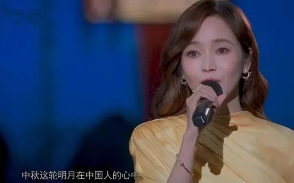 侯佩岑的温婉底色背后，是多年如一日的打压教育。她妈妈林月云，两次插足闺蜜婚姻