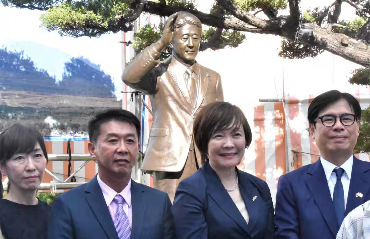安倍昭惠：“我丈夫的灵魂永远与台湾同在”，向南部高雄的安倍铜像献花日本前首相