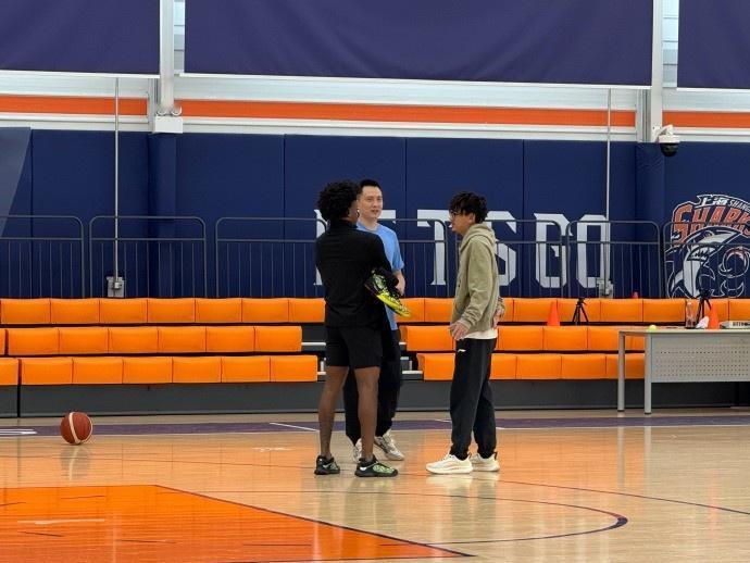 古德温来上海只是办手续，他居然是CBA最敬业的外援，国内球员还是太懒散就拿