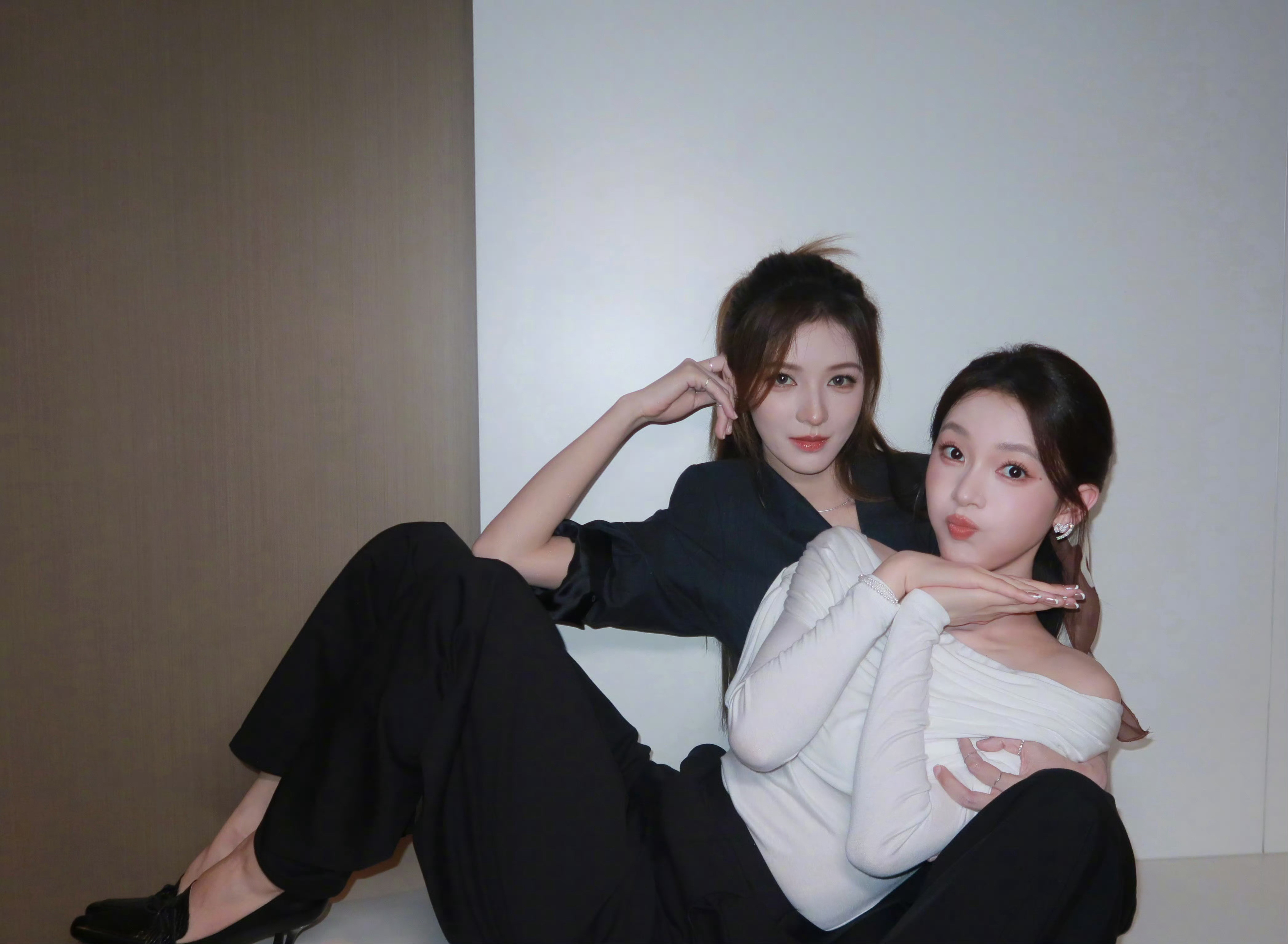 张予曦单手抱陈瑶还是默契的黑白穿搭，张予曦这个单手抱太有女友力了