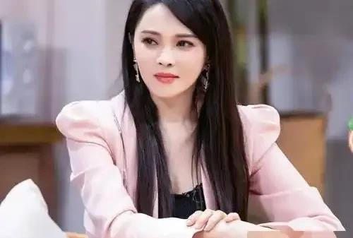 奔60了，大姨妈还在正常来，果然爱情能使人年轻。秦昊老婆伊能静，出生于68年3