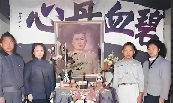 1949年，国军中将邱清泉战死后，他的妻子叶蕤君来不及哀痛就慌不迭地带着孩子们南