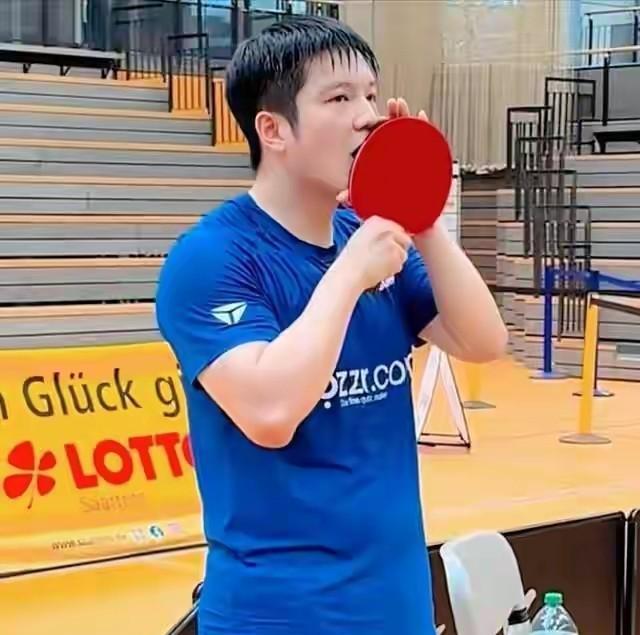为什么樊振东在乒超还能13连胜？到了德甲却两连输呢？最核心问题是球桌变了，