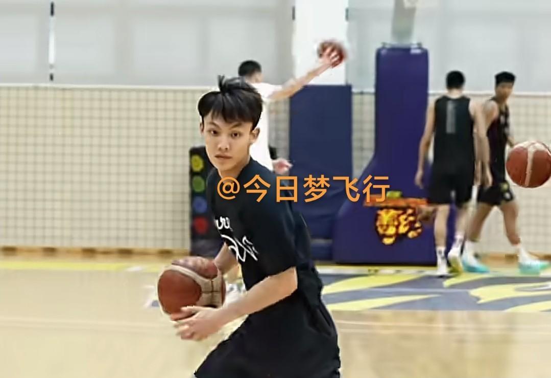 广东队最新训练情况：强化投篮训练！今天上午，广东宏远篮球俱乐部官方发布了日前广