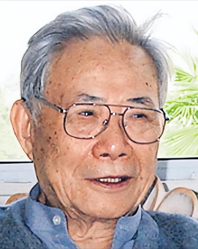 许家屯（1916年3月—2016年6月29日），原名许元文，江苏如皋人，1938