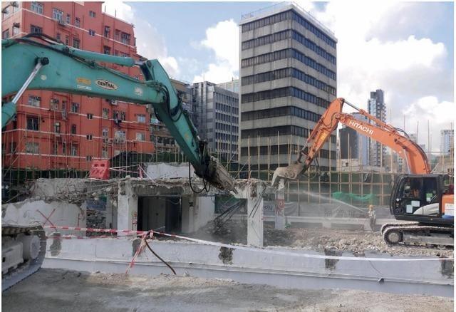 10月9日，李嘉诚旗下长实决定拆掉香港项目的3栋在建住宅楼消息传出来的那天，很
