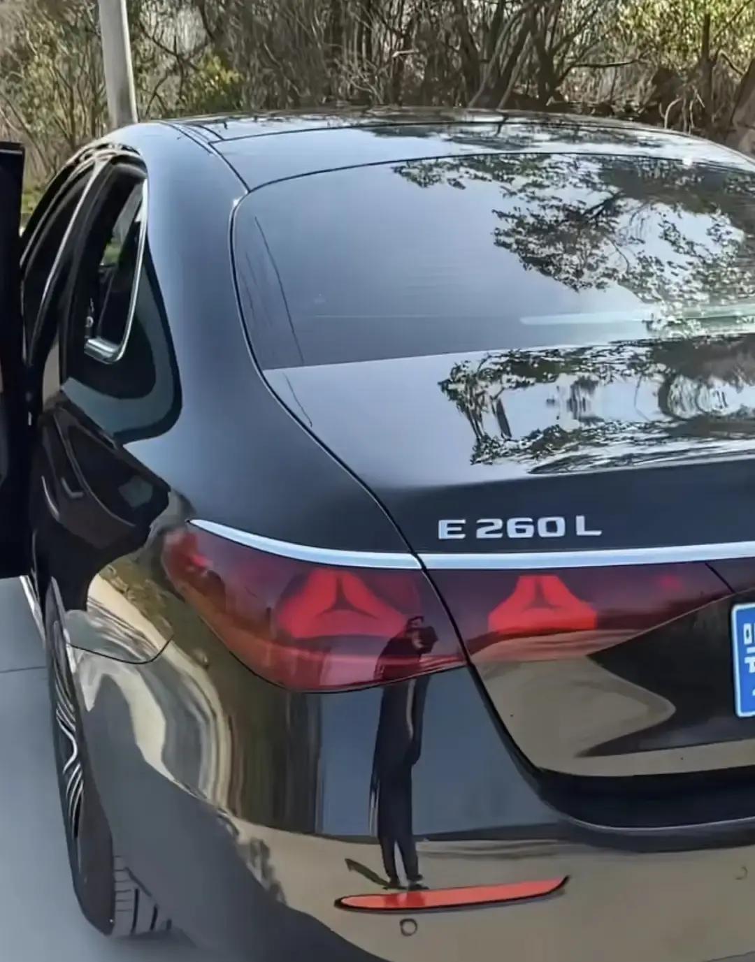 奔驰E级1-2月只卖了28万辆，比去年又掉6%。店里最愁的是E260L，库存