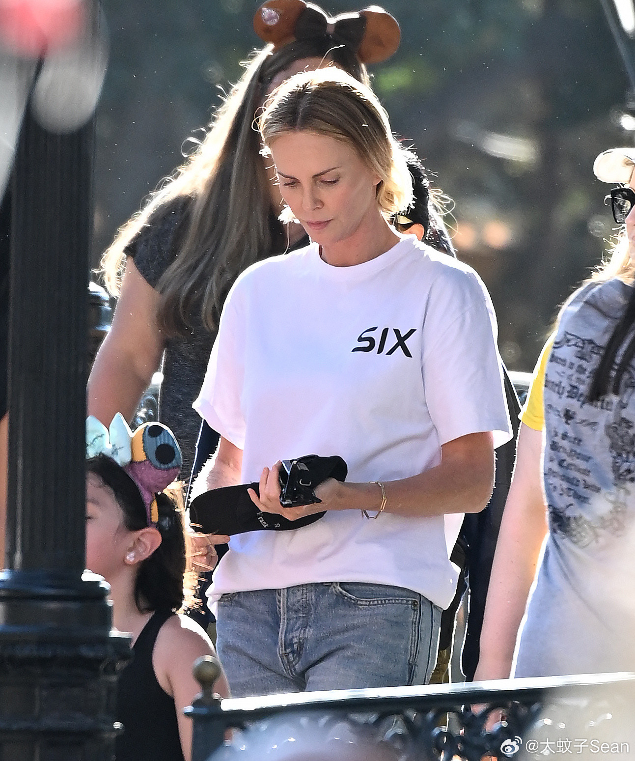 CharlizeTheron查理兹塞隆又去迪士尼了，这次带了女儿八月和朋友一起