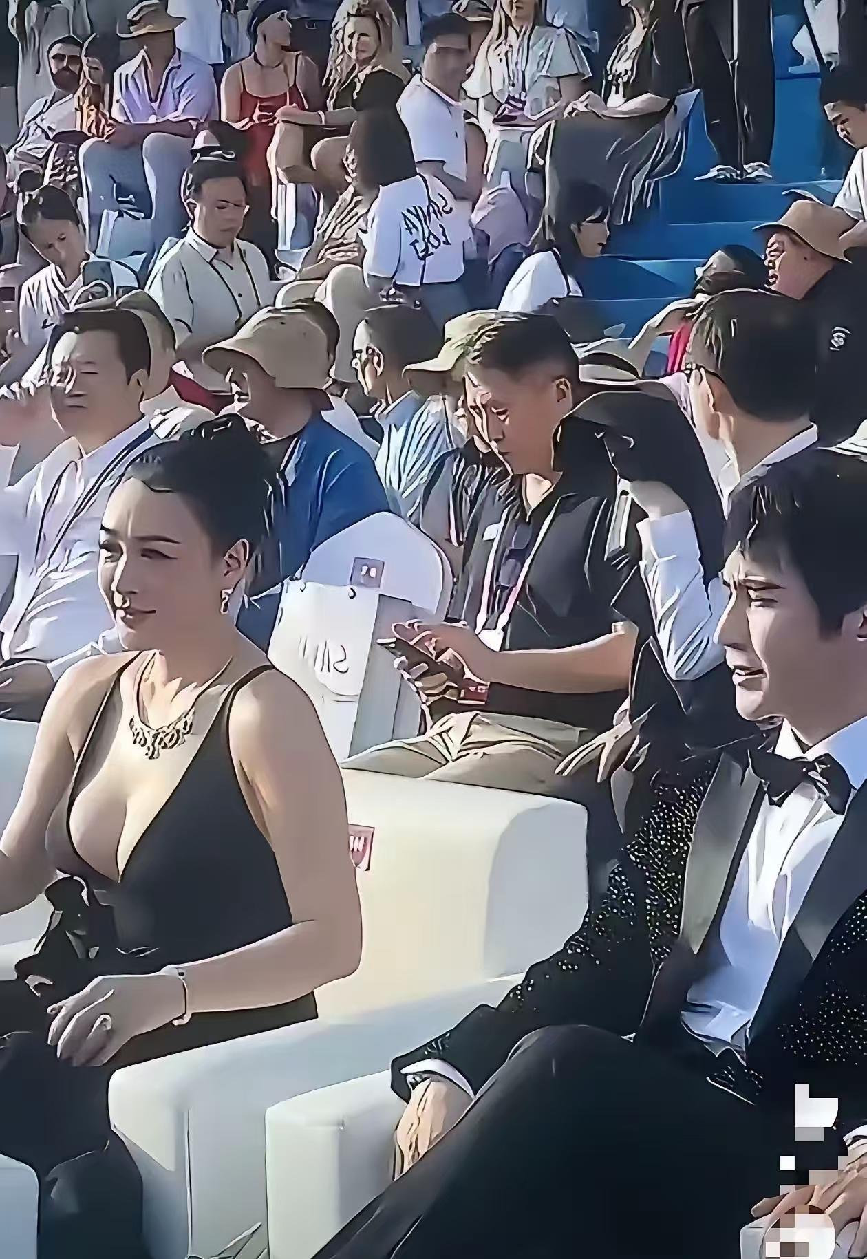 今天又看到钟丽缇在活动的造型。钟丽缇还以为自己很年轻呢，以为自己还是小女孩呢，是