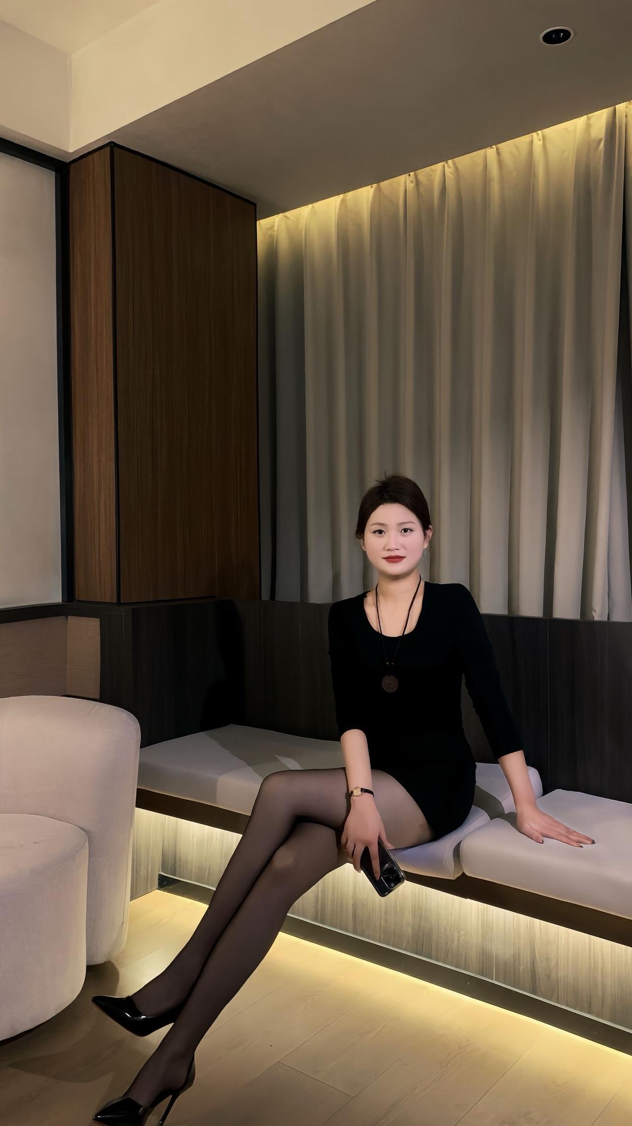 优雅黑裙，都市女郎，时尚穿搭，自信满满