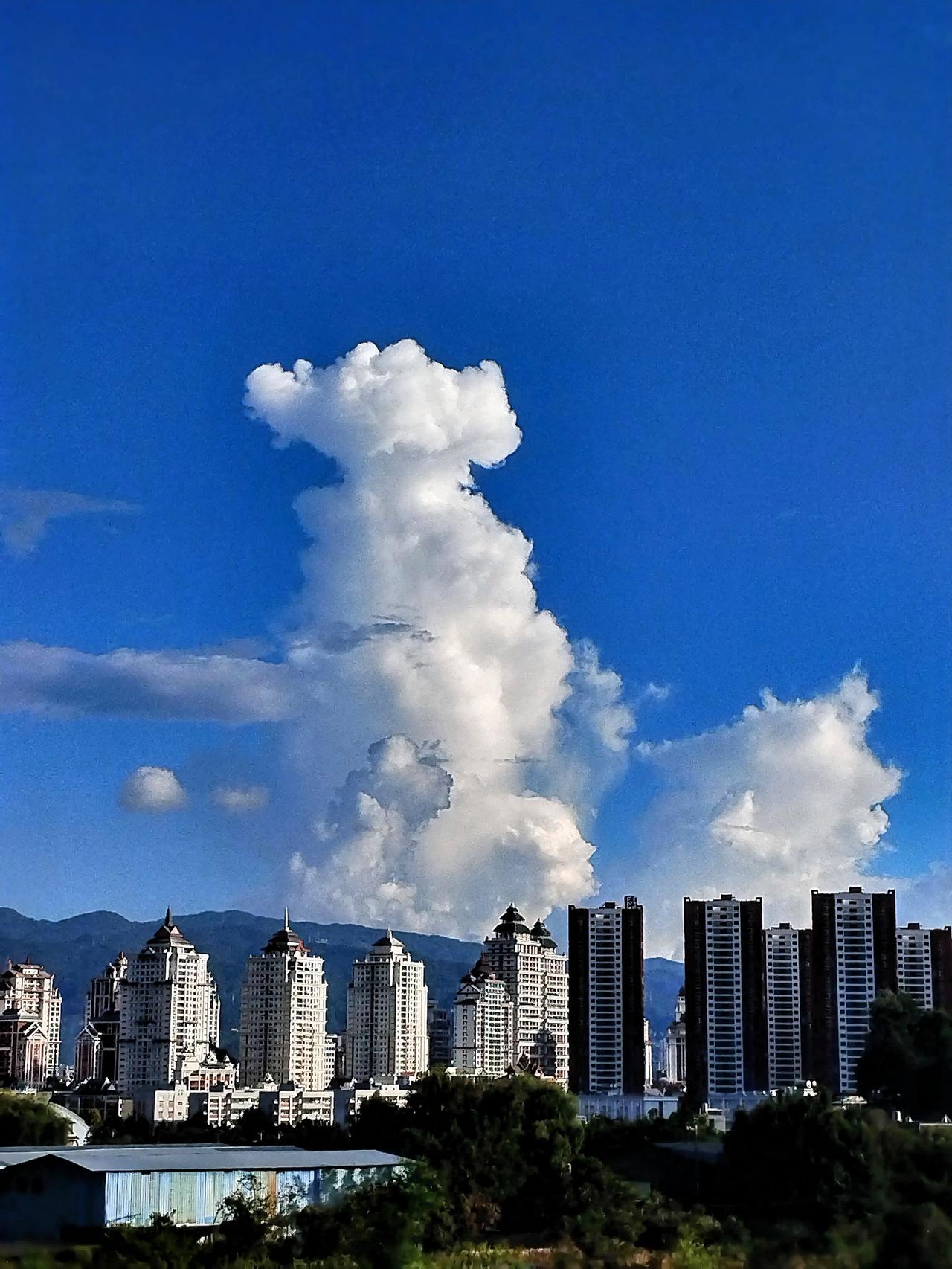 临沧的山，是大自然鬼斧神工之作。大雪山巍峨挺拔，山顶云雾缥缈，宛如神仙居所。山上