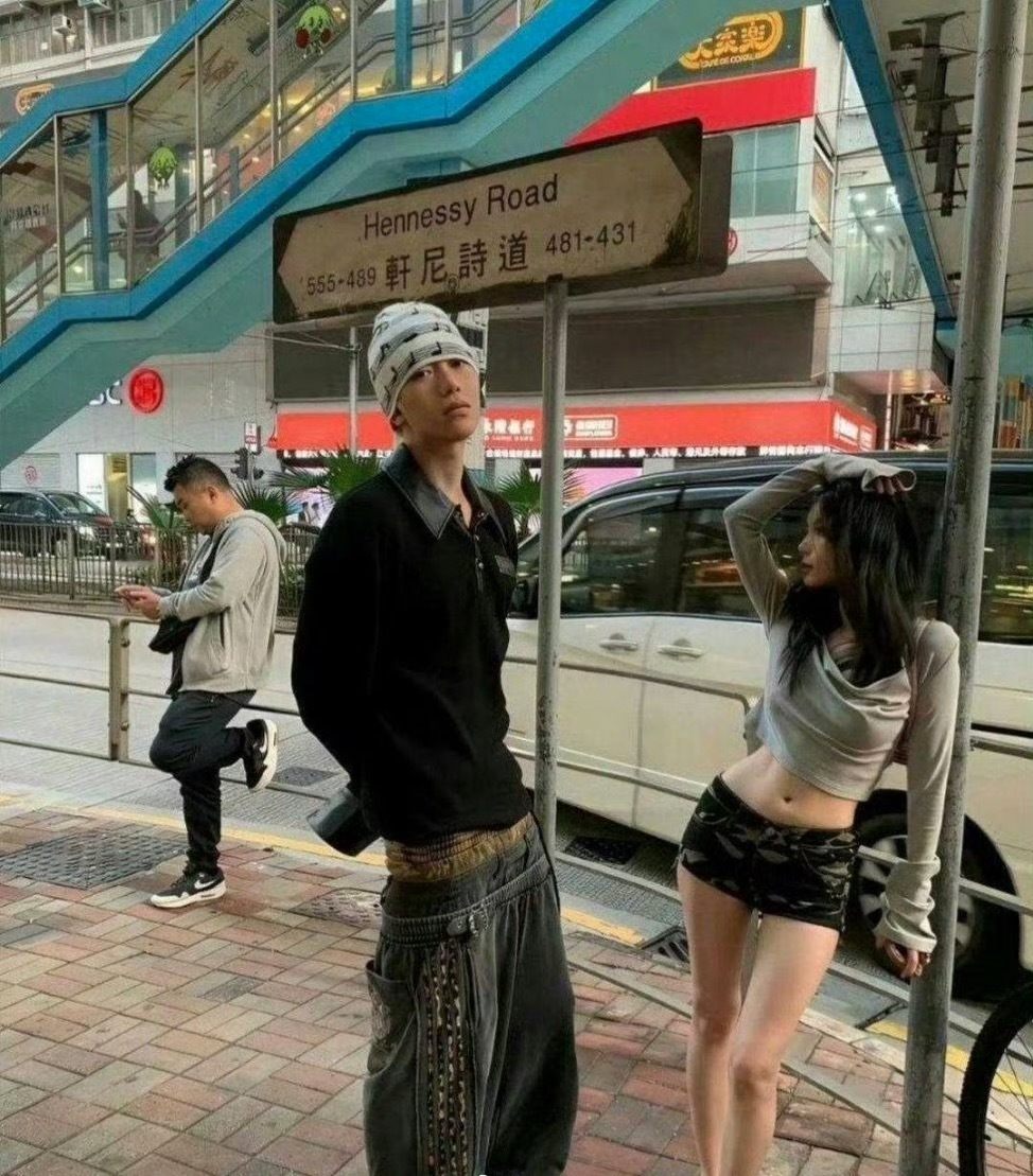 一个敢设计，一个敢买，终于知道到底是谁在穿这种衣服