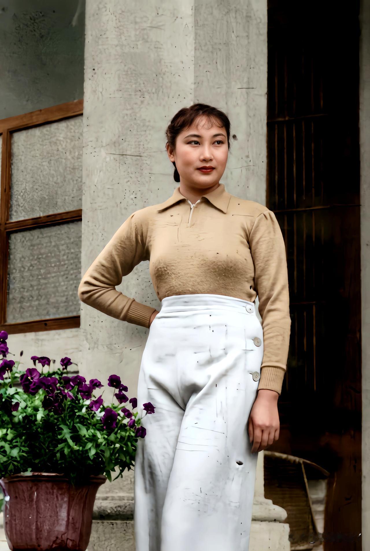 这才是真实的年轻胡蝶，这不是演戏，确是民国第一美女胡蝶本人，她的容貌清晰可辨，大