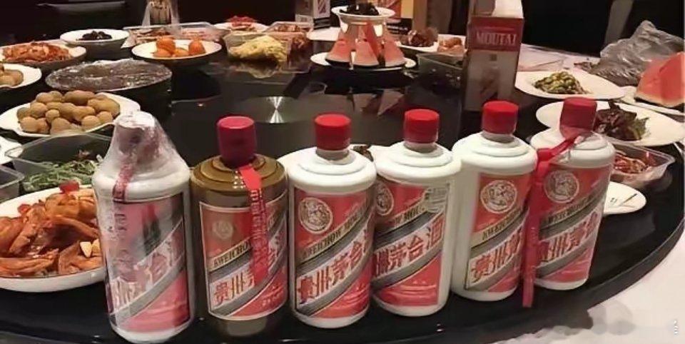 杭州酒局带给普通人的几点震撼：第一：桌上几千一瓶的茅台可以随便喝！第二：随便一个