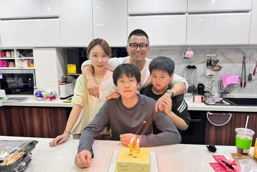 陈震晒全家福：“要孩子，因为你就是他的天使！”人在日喀则的陈震，有感而发，他